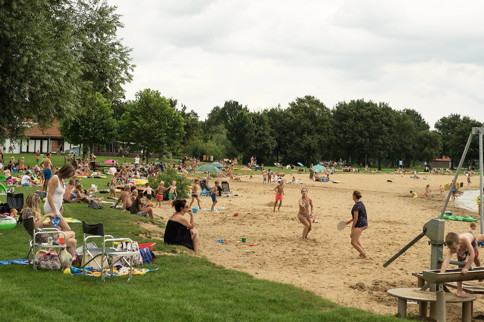 Druk strand aan recreatieplas Zeumeren op een zomerdag